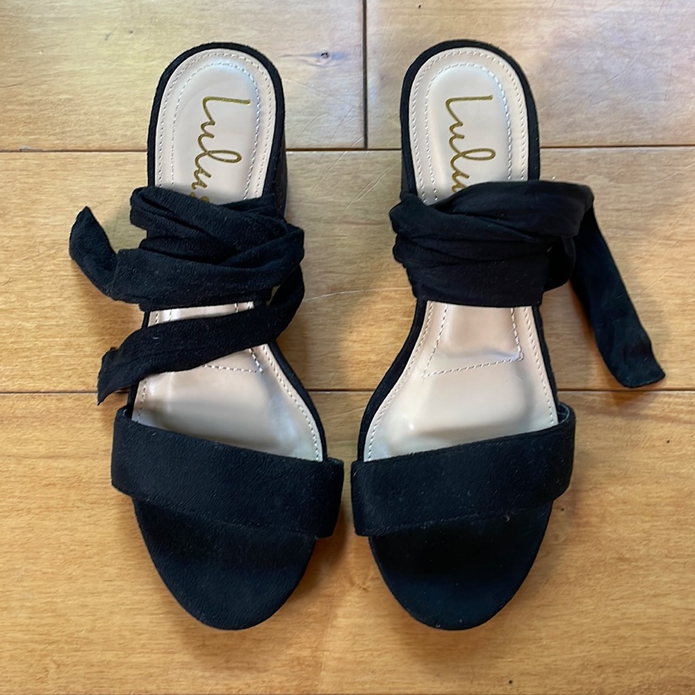 *BRAND NEW!!* 🖤 Lulus Suede Lace Up Block Heel